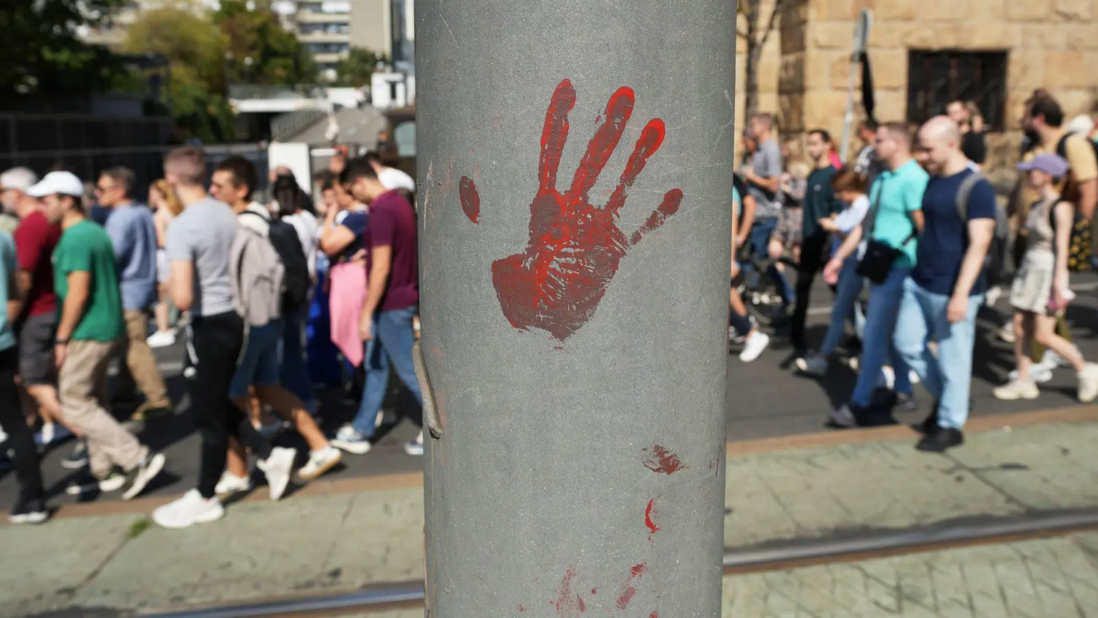 In Belgrad gehen Regierungsgegner wieder auf die Straße.  (Foto: Darko Vojinovic/AP/dpa)