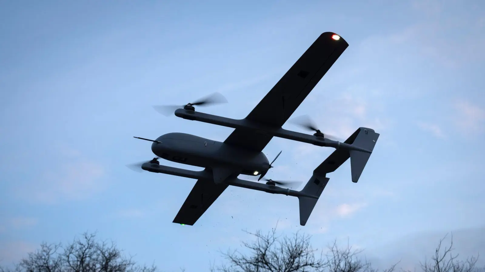 Die Ukraine setzt bei der Verteidigung gegen den russischen Angriffskrieg viele Drohnen ein. (Archivbild) (Foto: Efrem Lukatsky/AP/dpa)