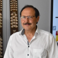 2019 kam Dr. Helmut Bencker an die Auracher Grundschule. Nun wurde der Leiter der Einrichtung in den Ruhestand verabschiedet. (Foto: Werner Wenk)