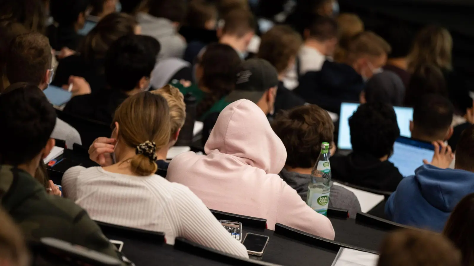 Studierende sitzen in einer Vorlesung im Hösaal einer Universität. (Foto: Julian Stratenschulte/dpa/Symbolbild)