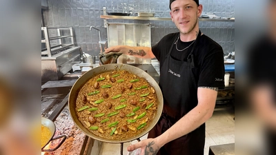 Eine Paella, wie sie im „Llisa Negra“ serviert wird. (Foto: Wolfgang Stelljes/dpa-tmn)