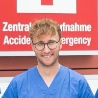 Landrat Marco Meier, hier bei einer Hospitation im ANregiomed-Klinikum Ansbach, möchte an seiner Strategie zur Öffentlichkeitsarbeit in der Krankenhausfrage festhalten.  (Archivbild: ANregiomed/Rainer Seeger)