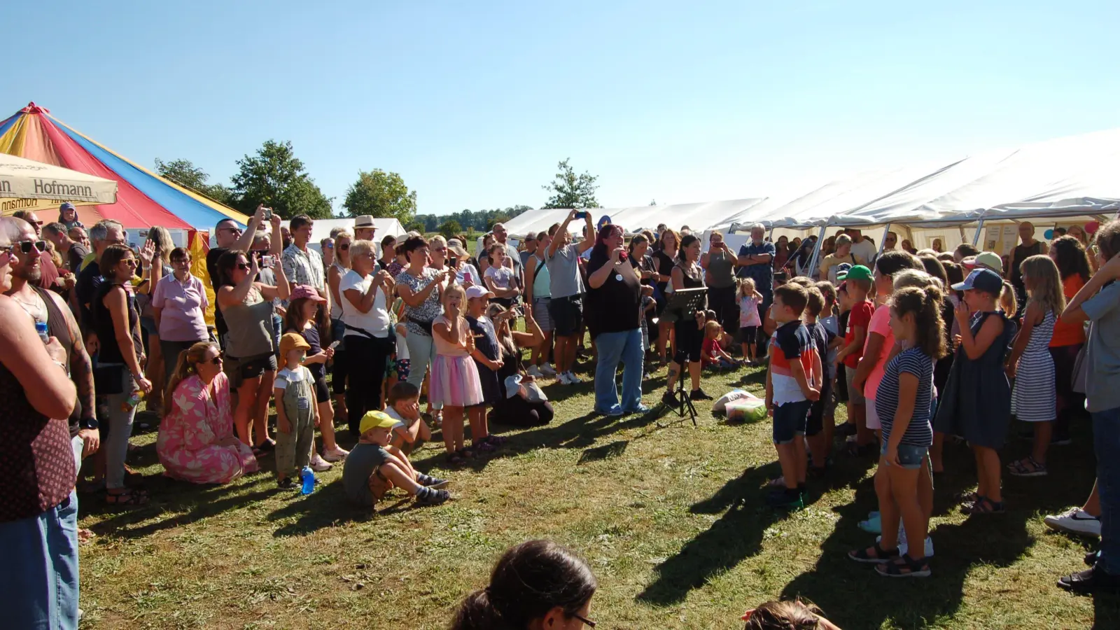 Vor allem viele Familien mit Kindern nahmen beim Festival der Kirchen in Dachsbach auf dem Gelände rund um die Aischgrundhalle teil. Es war ein gelungener Auftakt einer neuen Ära für die Kirche im mittleren Aischgrund. (Foto: Christa Frühwald)