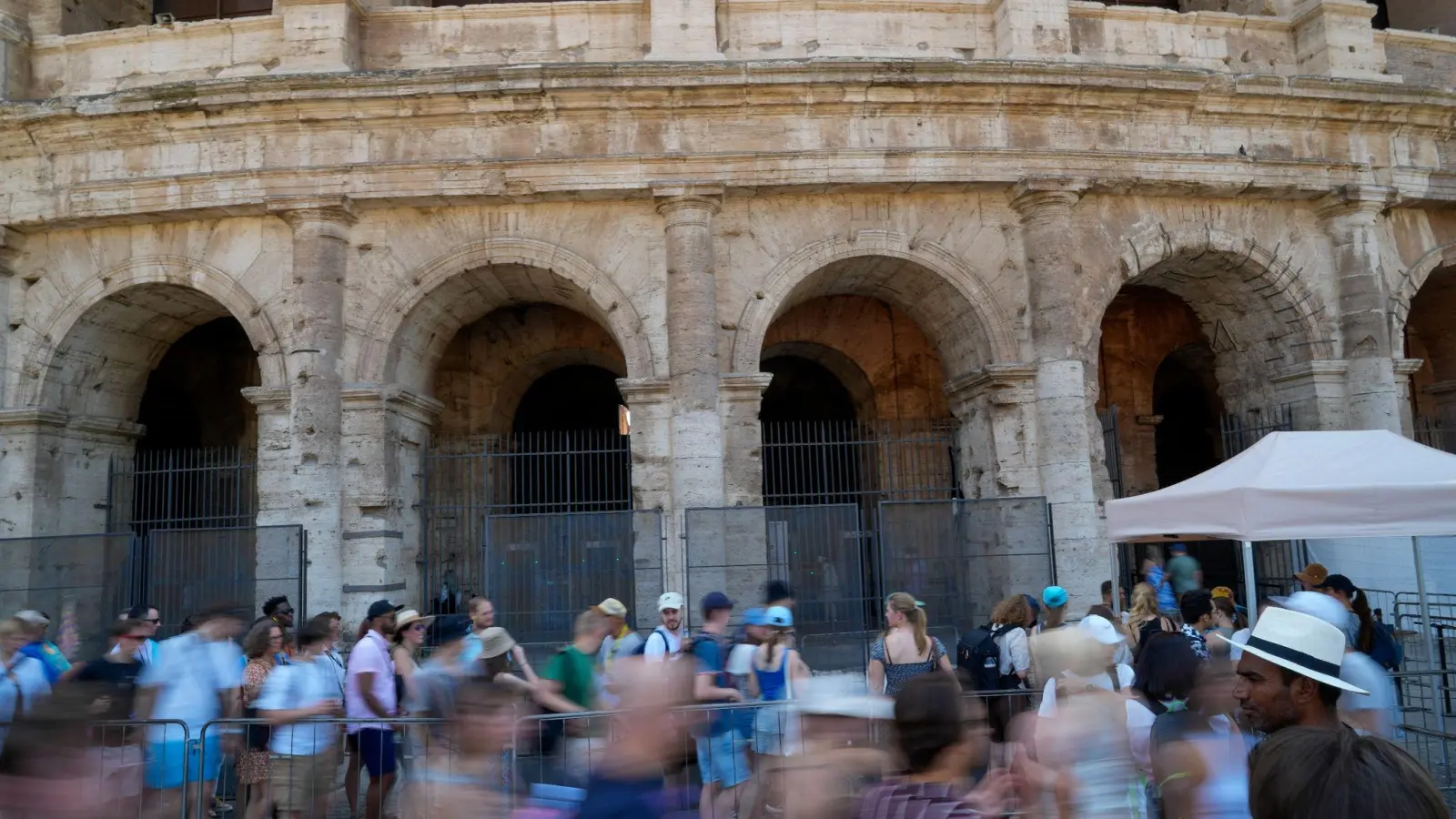 Das rund 2000 Jahre alte Kolosseum gehört zu den beliebtesten Touristenattraktionen in Italien und gilt als das Symbol Roms. (Foto: Andrew Medichini/AP/dpa)