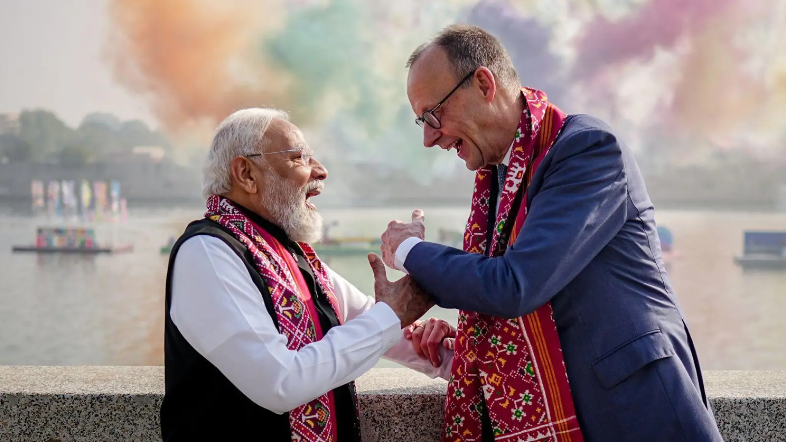 Narendra Modi, Premierminister von Indien, und Bundeskanzler Friedrich Merz (r, CDU) stehen am Rande eines Drachenfestivals vor einem Feuerwerk am Ufer des Sabarmati in Ahmedabad. (Foto: Kay Nietfeld/dpa)
