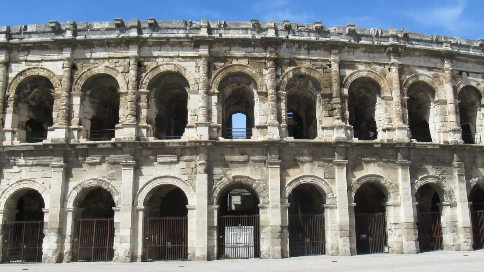 Die südfranzösische Stadt Nîmes ist berühmt für ihr römisches Amphitheater, hat aber noch viel mehr zu bieten - vor allem jetzt mit der Triennale „Contemporaine“. (Foto: Sabine Glaubitz/dpa)