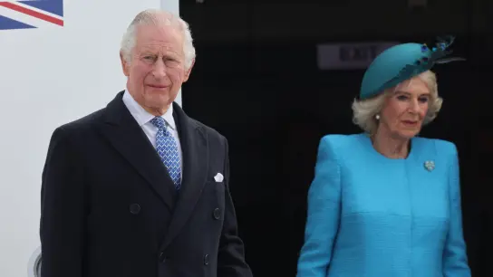 König Charles III. von Großbritannien und Königsgemahlin Camilla kommen am Flughafen an. (Foto: Jens Büttner/dpa)
