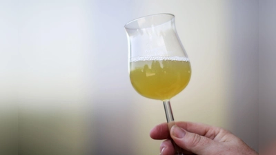 Vorsicht vor spritzigen Überraschungen: Bei Transport und Lagerung von Federweißer gibt es eine wichtige Regel. (Foto: Fredrik von Erichsen/dpa/dpa-tmn)