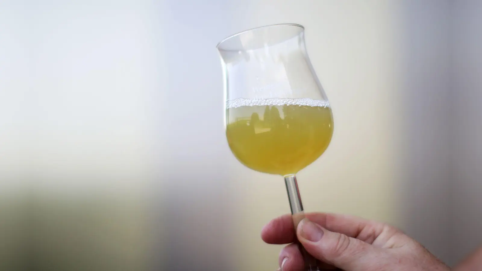 Vorsicht vor spritzigen Überraschungen: Bei Transport und Lagerung von Federweißer gibt es eine wichtige Regel. (Foto: Fredrik von Erichsen/dpa/dpa-tmn)