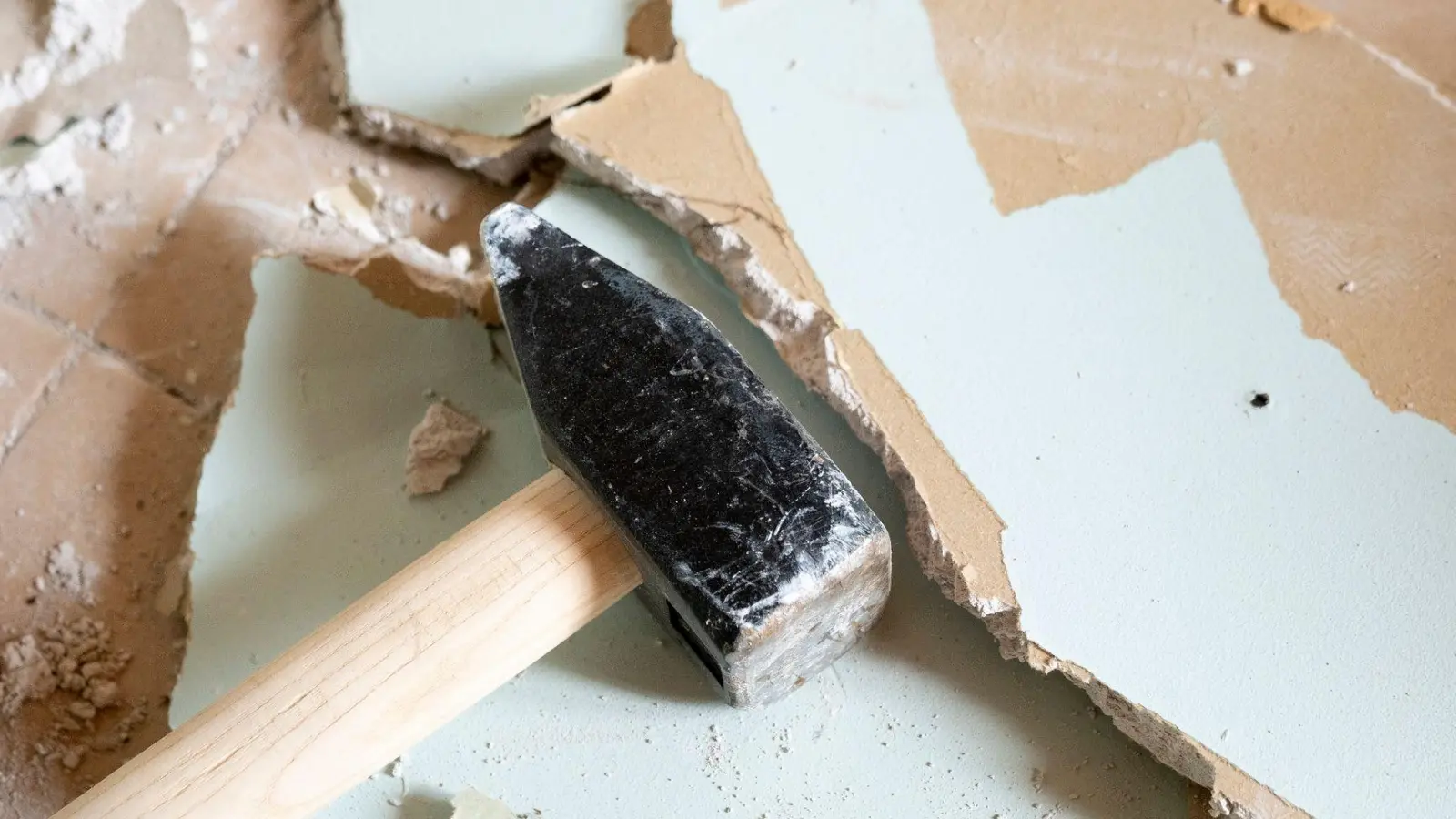 Nicht voreilig zum Vorschlaghammer greifen: Auch dünnere Wände können eine wesentliche tragende Funktion im Haus haben. (Foto: Florian Schuh/dpa-tmn/dpa)