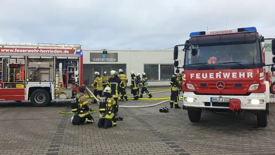 In einem Sportbekleidungsgeschäft an der A6 bei Herrieden brach der Brand aus. (Foto: Wolfgang Grebenhof)