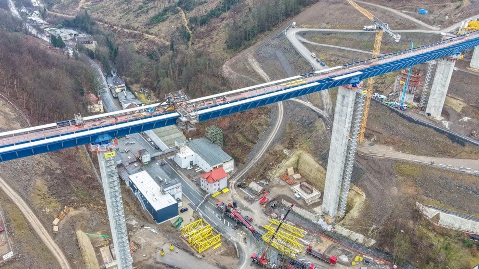 Der Verkehr kann wohl eingeschränkt wieder früher rollen als geplant. (Archivbild) (Foto: Alex Talash/dpa)