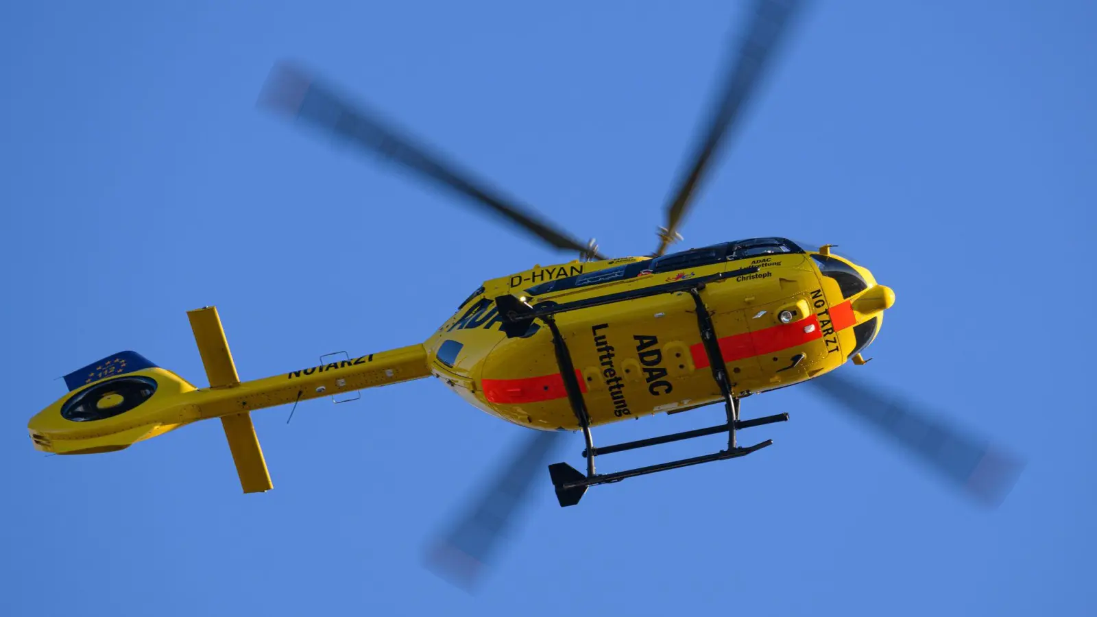 Ein 32-jähriger Motorradfahrer verursachte am Montag einen Unfall. Ein Rettungshubschrauber musste auf der B470 landen und ihn in ein Klinikum bringen.  (Foto: Robert Michael/dpa)