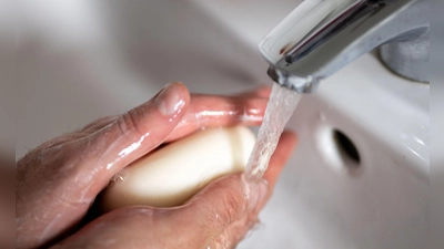 Man sollte so lange Hände waschen, wie es dauert, zweimal das Lied „Happy Birthday“ zu singen. (Symbolbild) (Foto: Monika Skolimowska/dpa)