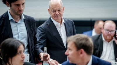 In der SPD-Fraktion meldete sich der ehemalige Bundeskanzler Olaf Scholz zum Jahrestag der Koalition zu Wort.  (Foto: Kay Nietfeld/dpa)