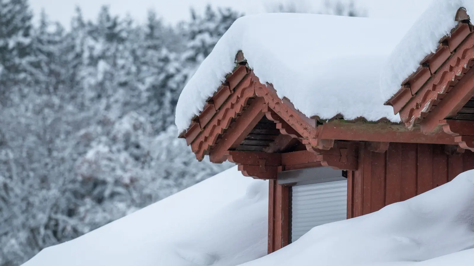 Schnee liegt auf einer Dachgaube in Bayern. (Foto: Armin Weigel/dpa)