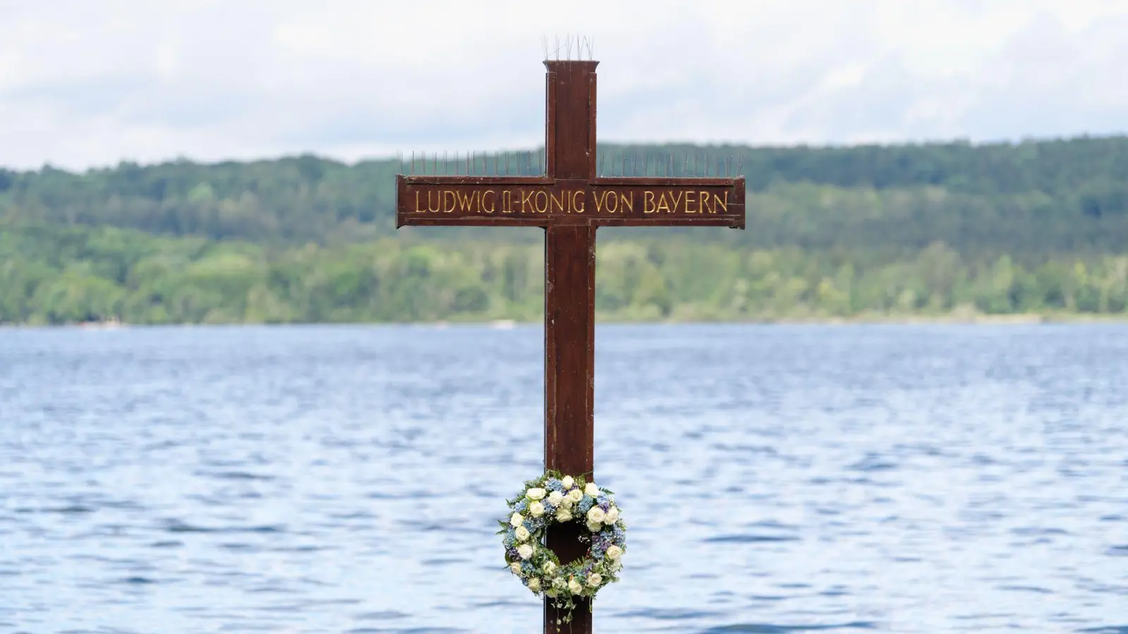 Am Gedenkkreuz leinte eine Gruppe ihr Segelboot an. (Symbolbild) (Foto: Matthias Balk/dpa)