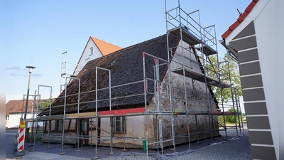 Der Marktgemeinderat Wilhermsdorf hat den Umbau des historischen Hirtenhauses mitten im Ortsteil Dippoldsberg zu einem Wohnhaus genehmigt. Das Gebäude steht unter Denkmalschutz. (Foto: Heinz Wraneschitz)