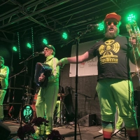 Die „Marsmännla” aus Augsburg sorgten mit ihrer eigenwilligen Mischung aus Rock, Pop und Kerwa-Musik für Stimmung im Kulturgärtla und ließen das Wetter vergessen. (Foto: Robert Maurer)