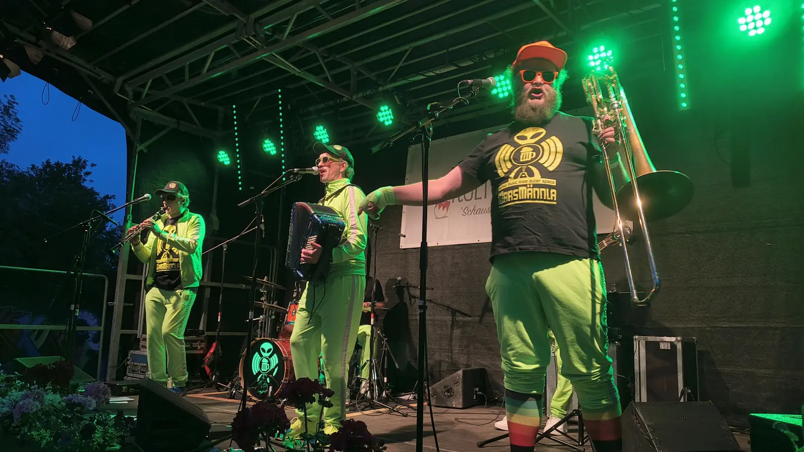 Die „Marsmännla” aus Augsburg sorgten mit ihrer eigenwilligen Mischung aus Rock, Pop und Kerwa-Musik für Stimmung im Kulturgärtla und ließen das Wetter vergessen. (Foto: Robert Maurer)