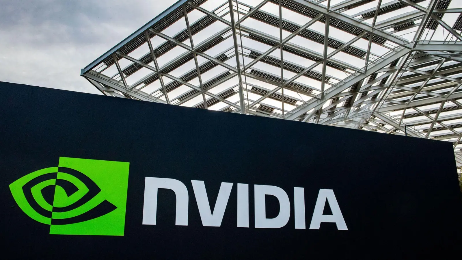 Nvidia hat für China einen speziellen KI-Chip entwickelt. Nun hat Peking Fragen. (Archivbild) (Foto: Andrej Sokolow/dpa)
