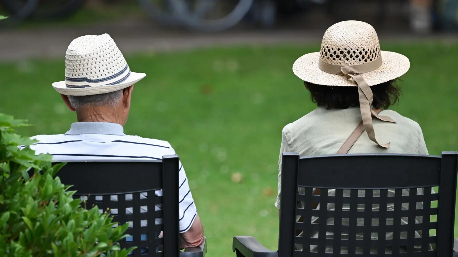 Welche Rolle spielen Gene für die menschliche Lebensdauer? Diese Frage treibt die Altersforschung schon lange um. (Foto: Arne Dedert/dpa)