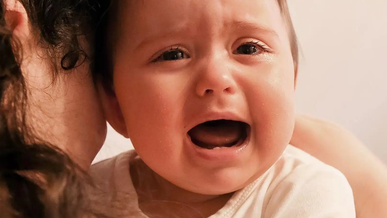 Trotz Wickeln, Füttern und Wiegen: Anhaltendes Babygeschrei kann Eltern an ihre Belastungsgrenze bringen. (Foto: Mascha Brichta/dpa-tmn)