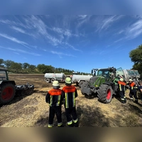 Mit Grubbern und Fässern eilten die Landwirte den Feuerwehren zur Hilfe. (Foto: Kreisfeuerwehrverband Nea)