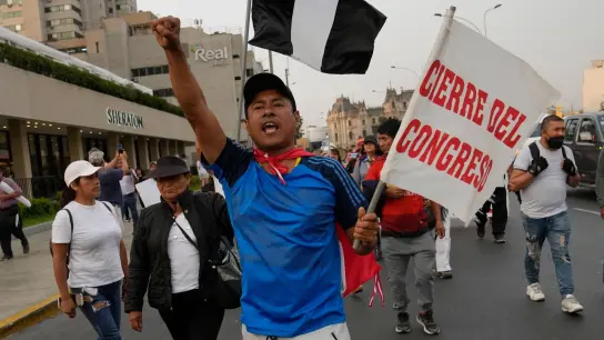 Anhänger des ehemaligen peruanischen Präsidenten Pedro Castillo marschieren in der Hauptstadt Lima. (Foto: Martin Mejia/AP/dpa)