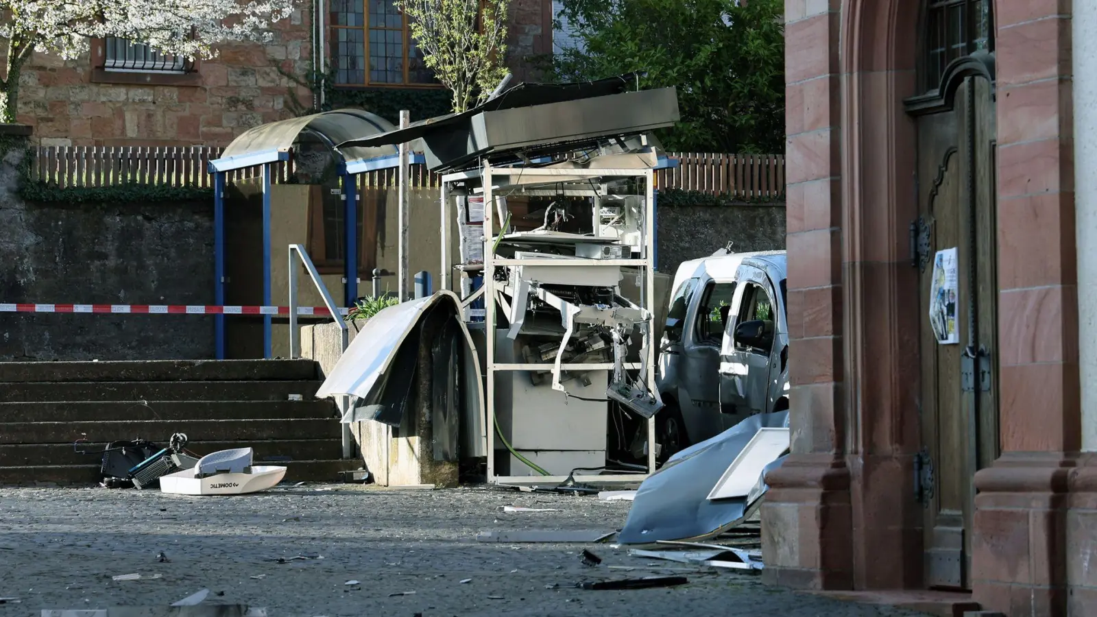 Das Bundeskriminalamt (BKA) verzeichnete im Jahr 2023 bundesweit 461 Fälle von gesprengten Geldautomaten. Zahlen für 2024 wurden noch nicht veröffentlicht. (Archivbild) (Foto: Ralf Hettler/dpa)