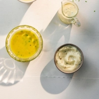 Gehören zu den Basic-Dressings in der Küche, die sich jeweils noch aufpeppen lassen: French-Dressing, klassische Vinaigrette, Sahnedressing und klassische Mayonnaise. (Foto: Oliver Brachat/ZS Verlag/dpa-tmn)
