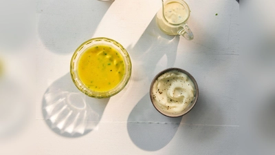 Gehören zu den Basic-Dressings in der Küche, die sich jeweils noch aufpeppen lassen: French-Dressing, klassische Vinaigrette, Sahnedressing und klassische Mayonnaise. (Foto: Oliver Brachat/ZS Verlag/dpa-tmn)