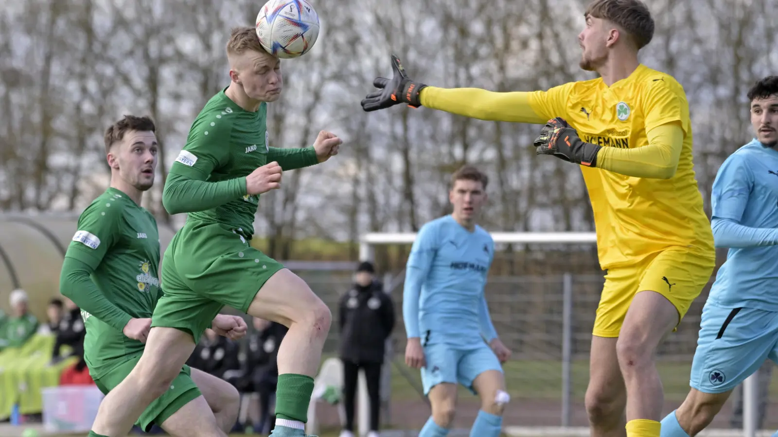 Brüder in Aktion: Die Ansbacher Florian Seefried (links) und Niklas Seefried (Zweiter von links) mit dem Fürther Torhüter Lasse Schulz. (Foto: Martin Rügner)