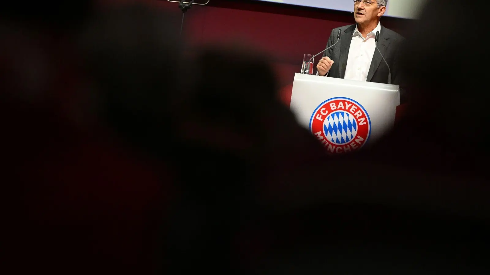 Herbert Hainer, der Präsident des FC Bayern, spricht auf der Bühne. (Foto: Angelika Warmuth/dpa)