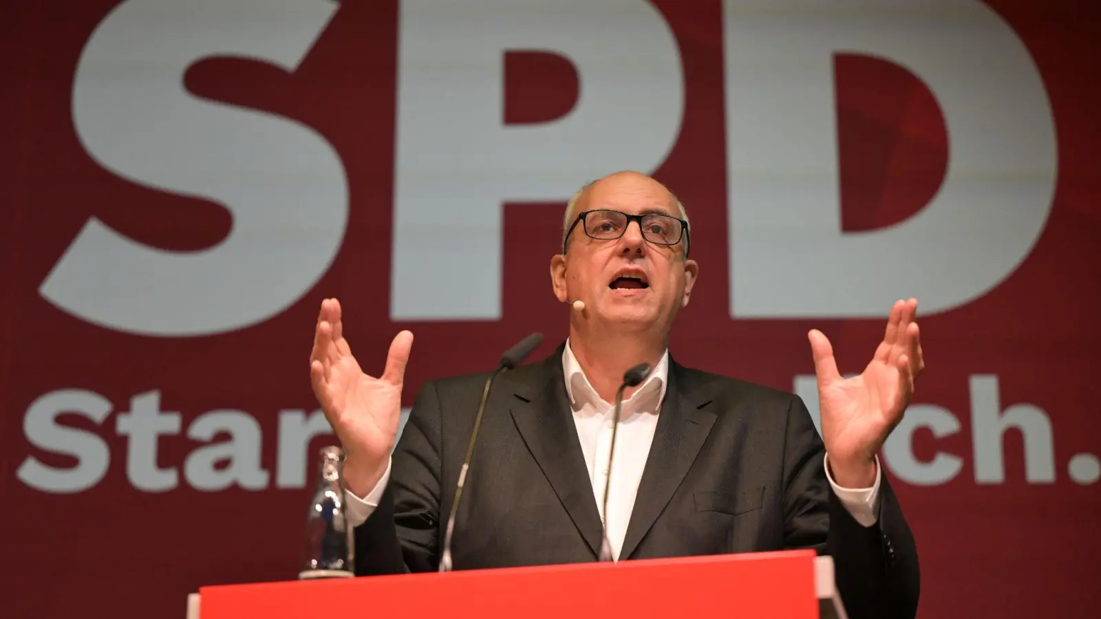 Bremens Bürgermeister Andreas Bovenschulte (SPD) während des Landesparteitags der SPD Bremen. (Foto: Mohssen Assanimoghaddam/dpa)