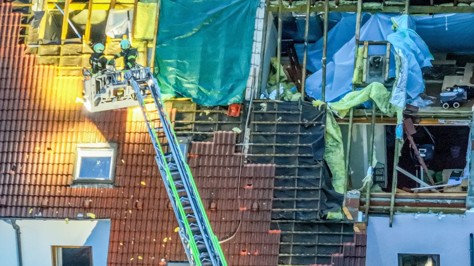 In Ulm wurden infolge des Unwetters mehrere Wohnhausdächer abgedeckt - war es ein Tornado? (Foto: Jason Tschepljakow/dpa)