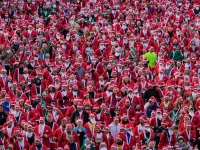 Starke Konkurrenz herrscht beim Weihnachtsmannrennen in Madrid. (Foto: Manu Fernandez/AP/dpa)
