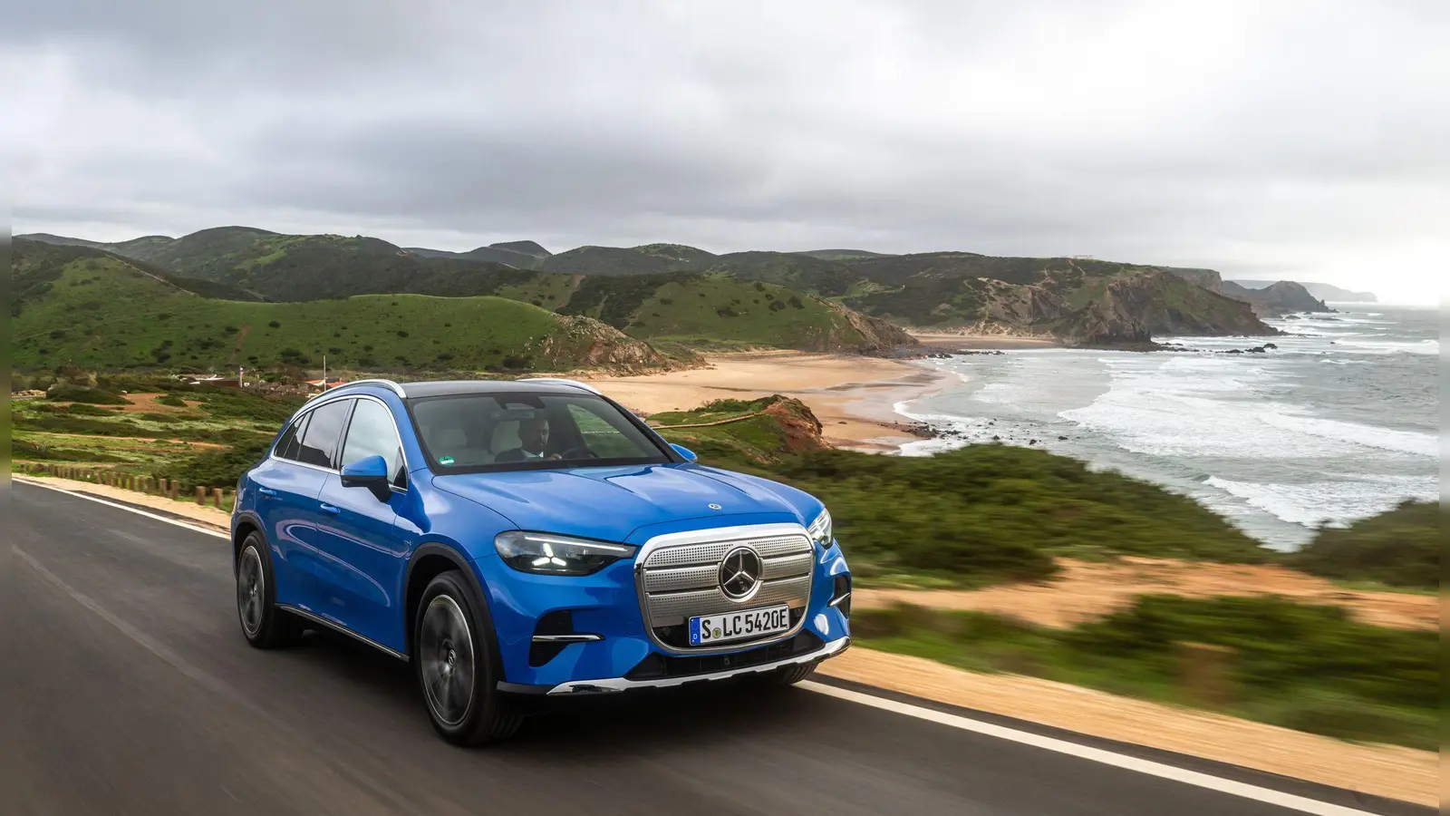 Auf den Wellen reiten? Könnte man auch, aber wer mit dem Mercedes GLC reiten will, kommt bis zu 715 Kilometer weit. (Foto: Mercedes-Benz AG/dpa-tmn)