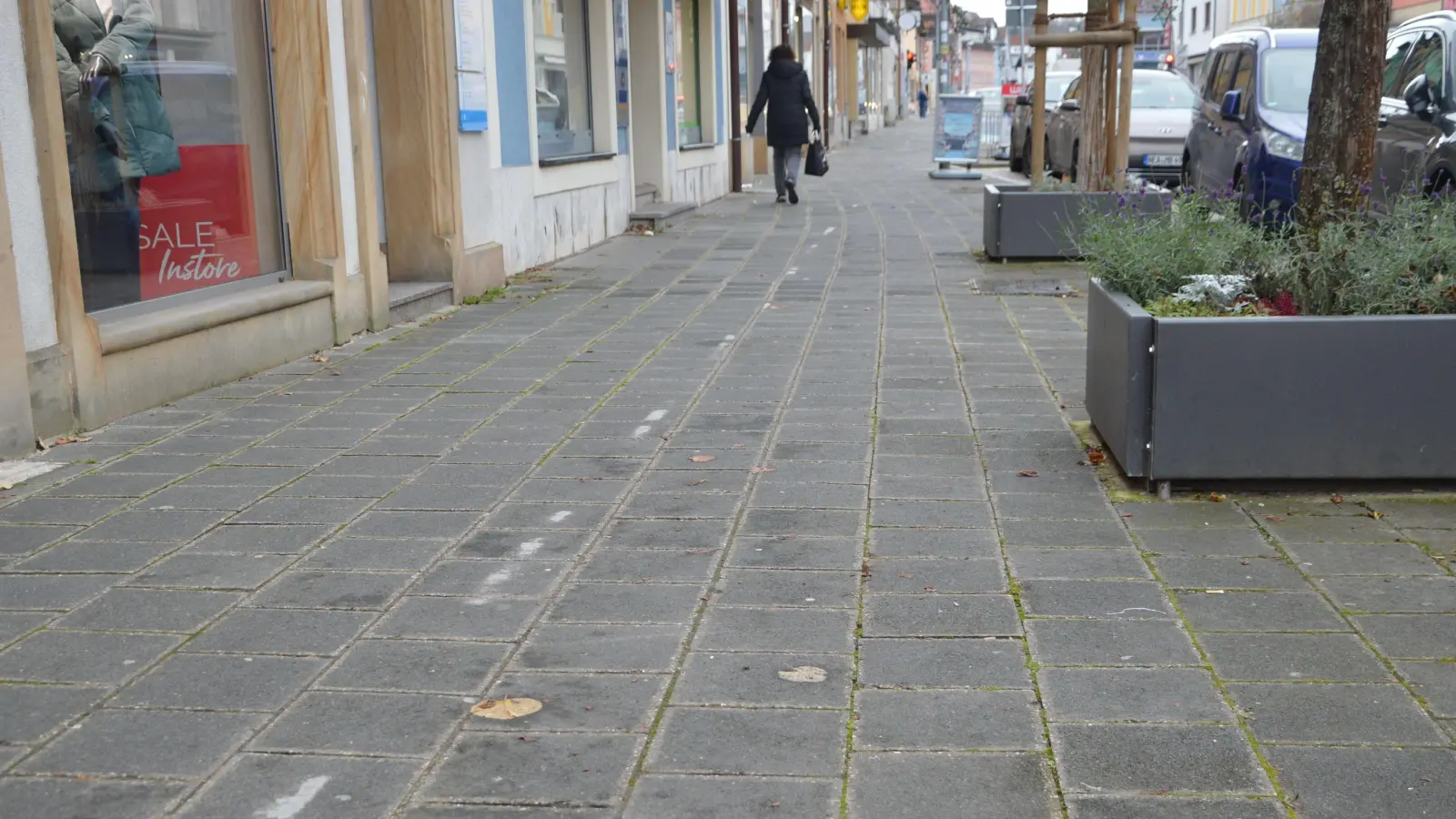 Schön ist anders, aber ist dieses Pflaster in der Wilhelmstraße tatsächlich so marode, dass es komplett ausgetauscht werden muss? Im Stadtrat war man darüber geteilter Auffassung, doch letztlich setzten sich die Sanierungswilligen deutlich durch.  (Foto: Patrick Lauer )