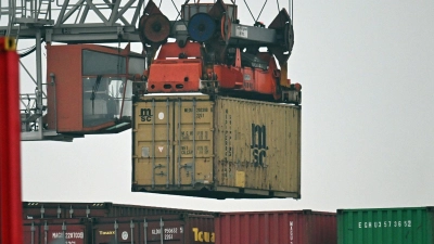 Im Duisburger Hafen werden Container verladen. (Foto: Federico Gambarini/dpa)