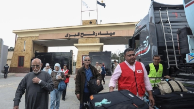 Menschen mit ausländischen Pässen reisen am 19. November aus dem Gazastreifen über den Grenzübergang Rafah nach Ägypten ein. Heute sollen auch rund 220 Deutsche den Grenzübergang passieren. (Foto: Gehad Hamdy/dpa)