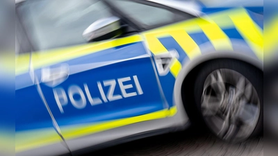Nach einer rasanten Flucht vor einer Verkehrskontrolle prallte ein 16-Jähriger in Eisingen mit seinem Leichtkraftrad gegen ein Polizeiauto. (Symbolbild) (Foto: Hendrik Schmidt/dpa)