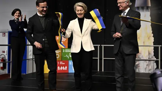 Schwedens Ministerpräsident Ulf Kristersson (l-r), EU-Kommissionspräsidentin Ursula von der Leyen und König Carl Gustaf von Schweden waren bei der Einweihung der neuen Satellitenstartrampe in Kiruna vor Ort. (Foto: Jonas Ekströmer/TT News Agency/AP/dpa)