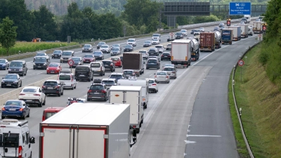 Auch am kommenden Wochenende wird es auf den bayerischen Straßen wieder eng. (Archivbild) (Foto: Pia Bayer/dpa)