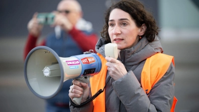 Cosima Ingenschay, EVG-Verhandlungsführerin: Die EVG will mit der Bahn über das Thema Mindestlohn sprechen. (Foto: Sebastian Gollnow/dpa)