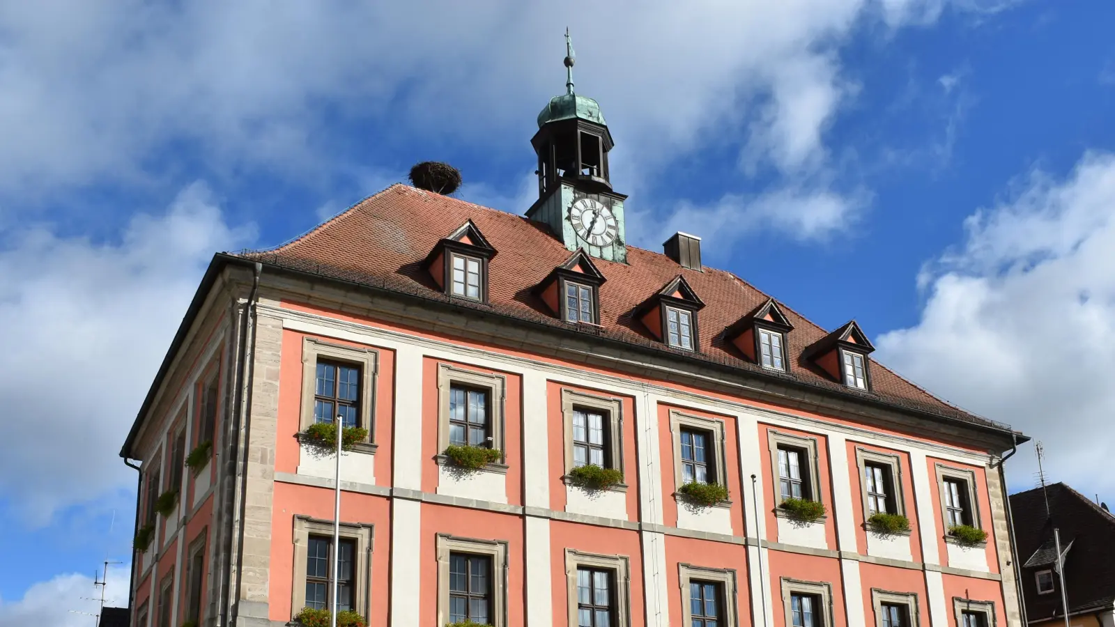 Das Rathaus in Neustadt: Bürgermeister und Verwaltung erhielten vom Stadtrat in der vergangenen Sitzung Gegenwind. (Foto: Ute Niephaus)