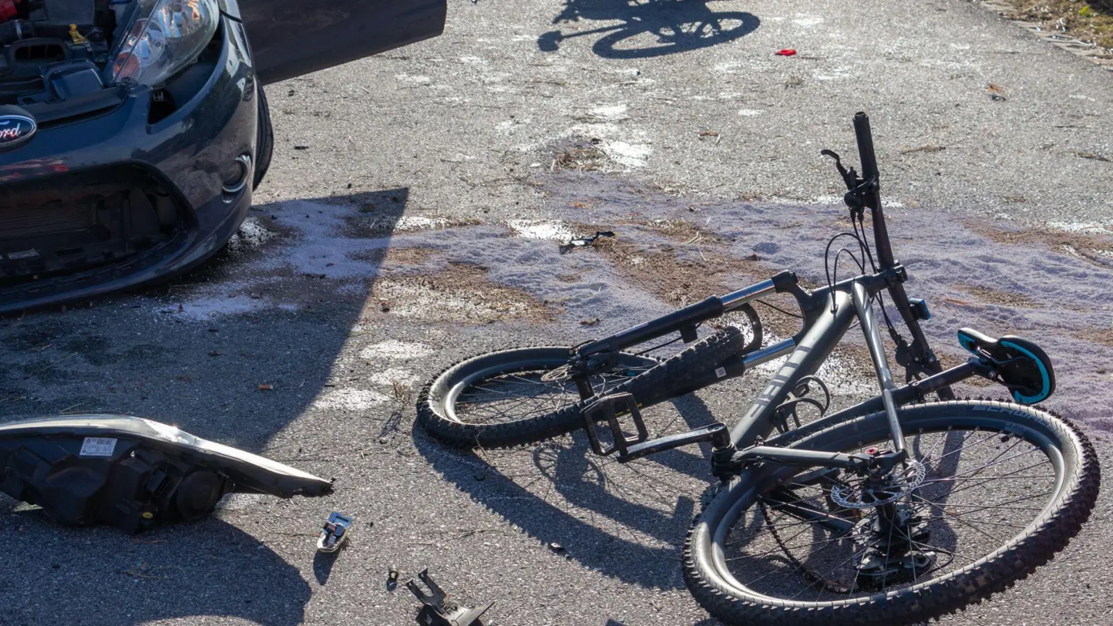 Ohne Knautschzone enden Unfälle für Fahrräder schnell tödlich. Wer die Verkehrsregeln ignoriert, gefährdet nicht nur sich selbst. (Archivbild) (Foto: Wisberger/EinsatzReport24/dpa)