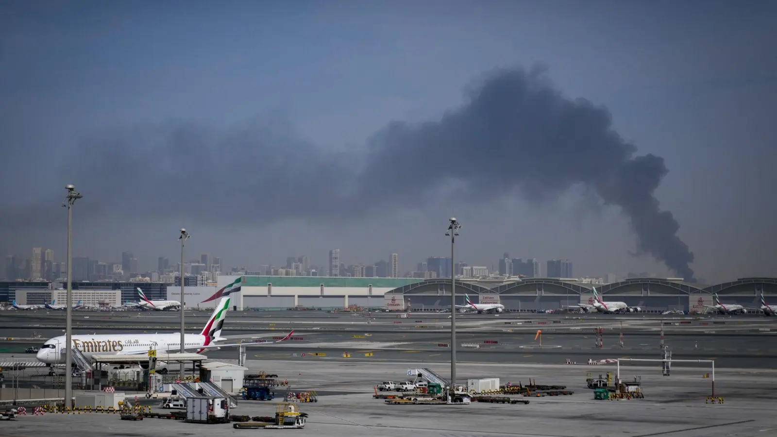 Trotz laufender Angriffe starten und landen einige Flugzeuge in Dubai. (Foto: Altaf Qadri/AP/dpa)