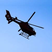 Ein Rettungshubschrauber fliegt den Verletzten ins Krankenhaus. (Symbolbild) (Foto: Julian Stratenschulte/dpa)