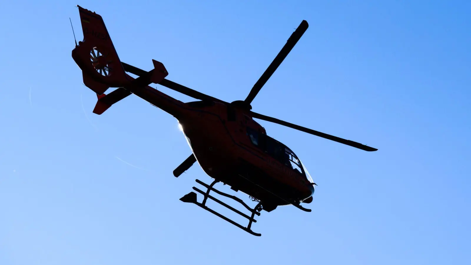 Ein Rettungshubschrauber fliegt den Verletzten ins Krankenhaus. (Symbolbild) (Foto: Julian Stratenschulte/dpa)